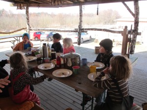 Gemeinsames Essen auf der Veranda des Saloons Gemeinsames Essen auf der Veranda des Saloons
